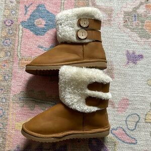 NWOT Girls Sherpa Boots
